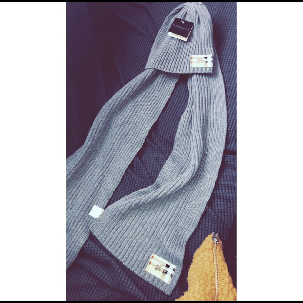 Burberry hat and scarf with tags! No damages